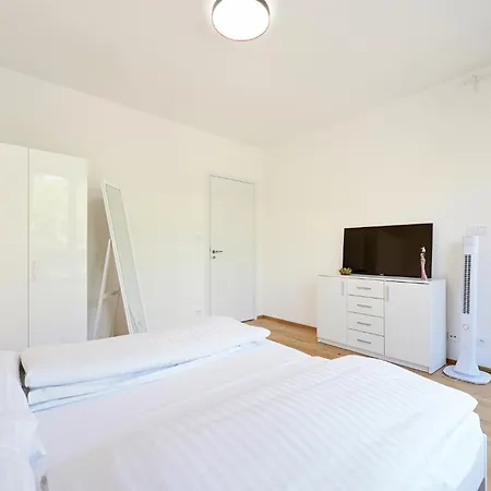 Luxury 1bdr Only 8 Min To Dancing House Apartment