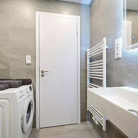 Luxury 1bdr Only 8 Min To Dancing House