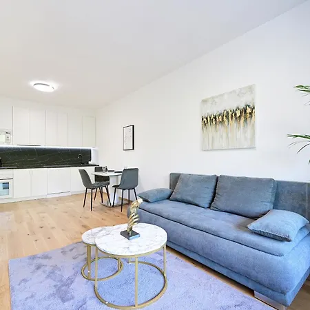 Luxury 1bdr Only 8 Min To Dancing House Apartment *
