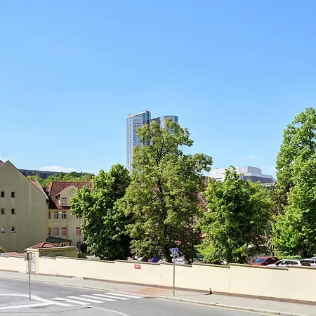 Luxury 1bdr Only 8 Min To Dancing House Praga
