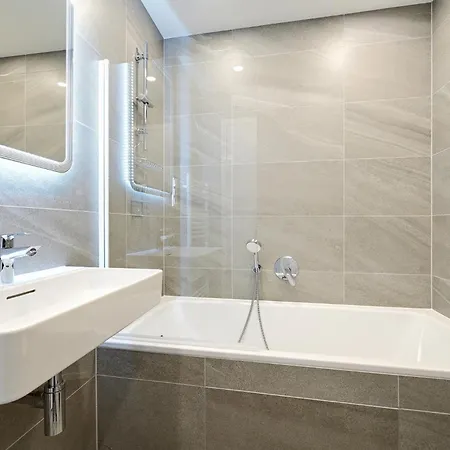 Luxury 1bdr Only 8 Min To Dancing House Praga